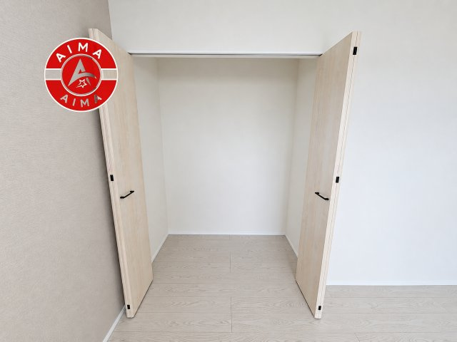 太宰府市梅ケ丘1丁目第2-2棟（1号棟）の収納|洋服や大きな荷物が多い方や人数の多いご家族などは、一般的なクローゼットよりもウォークインクローゼットのほうが使い勝手が良いです。