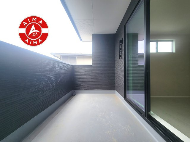 太宰府市梅ケ丘1丁目第2-2棟（1号棟）のバルコニー|風をしっかりと感じられるバルコニーでは、毎日が洗濯日和です。広々としているので洗濯も楽しくなるでしょうし、気分転換にバルコニーからの眺めを楽しむのもいいでしょう。