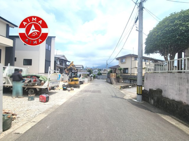 太宰府市梅ケ丘1丁目第2-2棟（1号棟）の前面道路含む現地写真|前面道路は閑静な住宅地をはしる車通りの少ない道路。お車の出し入れが苦手なママや小さなお子様にも安心ですね。しっかり舗装もされているので、ベビーカーや自転車で通っても快適に通行できます。
