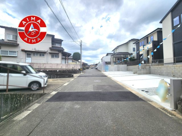 太宰府市梅ケ丘1丁目第2-2棟（1号棟）の前面道路含む現地写真|前面道路は閑静な住宅地をはしる車通りの少ない道路。お車の出し入れが苦手なママや小さなお子様にも安心ですね。しっかり舗装もされているので、ベビーカーや自転車で通っても快適に通行できます。