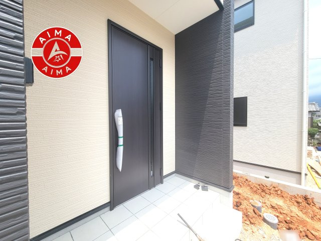 太宰府市梅ケ丘1丁目第2-2棟（1号棟）の玄関|おでかけの時も帰った時も、「我が家」を最初に感じでもらえる素敵な空間に。