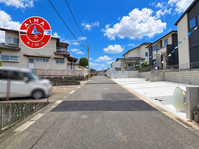 太宰府市梅ケ丘1丁目第2-2棟（1号棟）の外観|前面道路含む現地の写真です。