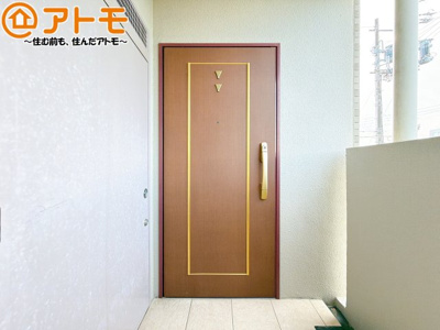 【玄関】 | ファミール幸町 | 落ち着いた色合いの玄関は防犯性に優れた仕様になっています♪