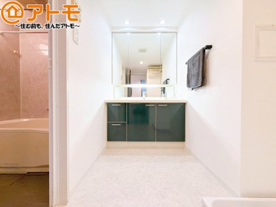 【独立洗面台】 | ファミール幸町 | 三面鏡の中は収納になっているため、スッキリとした洗面台を保つことができます♪