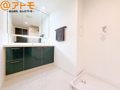 【独立洗面台】 | ファミール幸町 | シャワータイプの洗面台は、洗濯物の土汚れなどの予洗いもしやすいため、お子様のいるご家庭でも大活躍！