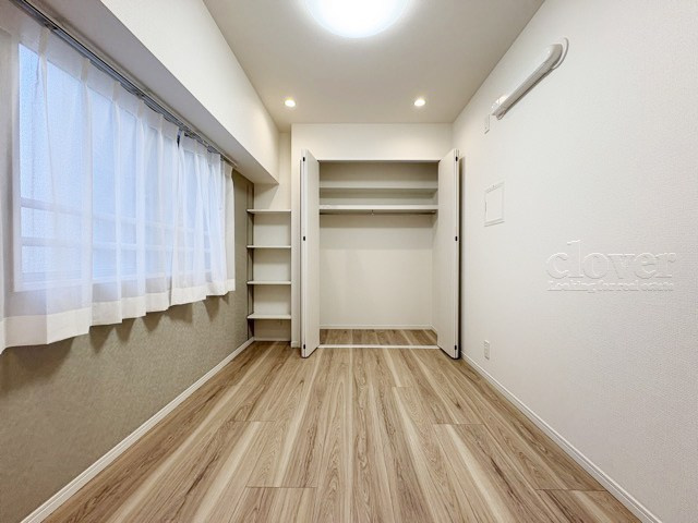 【洋室】 | 中銀三鷹マンシオン | 洋室1　クローゼットはこのような形。お洋服だけでなく、羽毛布団や除湿器といった、いわゆる「季節モノ」もしまっておける広さがしっかりとれています。～即日のご見学可能～　お問合せはお気軽にどうぞ。