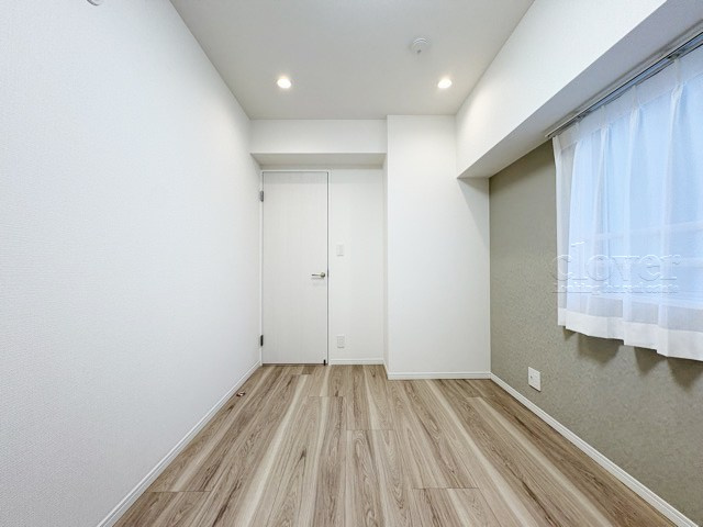 【子供部屋】 | 中銀三鷹マンシオン | 洋室1　窓から明るい光が差し込む洋室。ベッドを置いて個人居室にする場合は、多くの時間を過ごすことになる空間です。使い勝手や落ち着きを想像してください。～即日のご見学可能～　お問合せはお気軽にどうぞ。