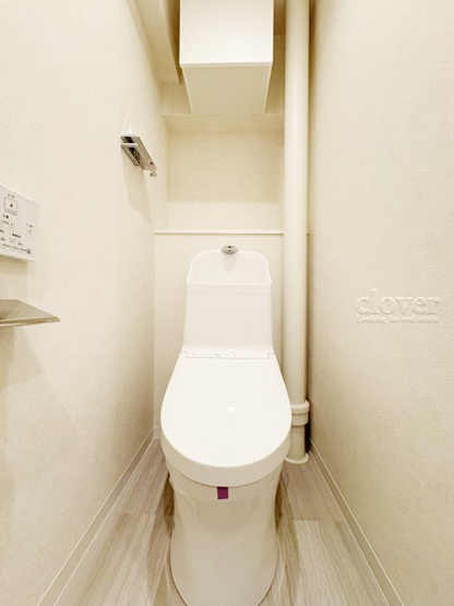 【トイレ】 | 中銀三鷹マンシオン | 上部に収納を備えたトイレです。自宅の中でも最もプライベートな空間だからこそ、ほしい「落ち着き」がここにあります。～即日のご見学可能～　お問合せはお気軽にどうぞ。