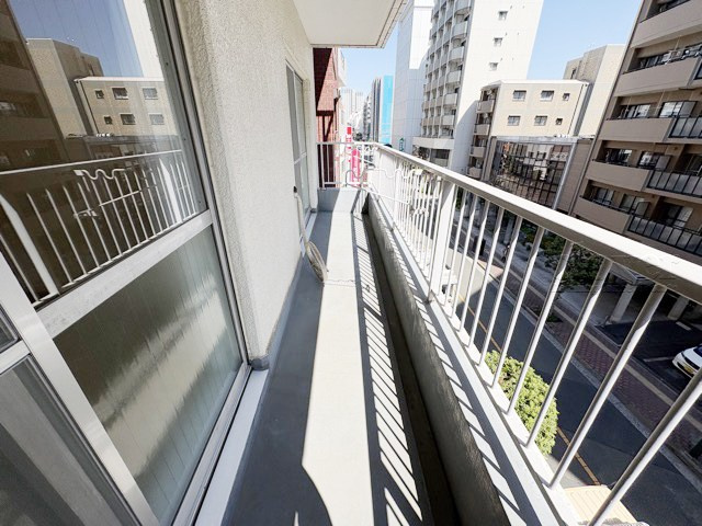 【バルコニー】 | 中銀三鷹マンシオン | バルコニーの様子。ここからの眺めが、日々のストレスを発散してくれることでしょう。ちなみにバルコニーは専有部分ではなく「共用部分」の扱いです。～即日のご見学可能～　お問合せはお気軽にどうぞ。
