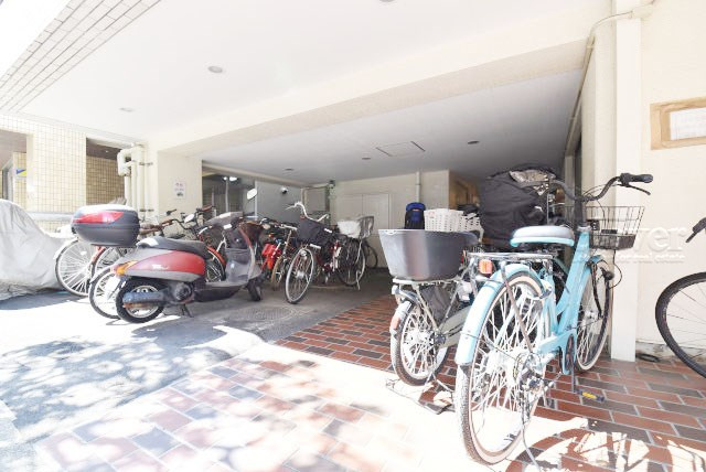 【駐車場】 | 中銀三鷹マンシオン | バイク置き場。空き区画の有無や駐輪料金、サイズおよび排気量規定などについては、改めてお問い合わせください。～即日のご見学可能～　お問合せはお気軽にどうぞ。
