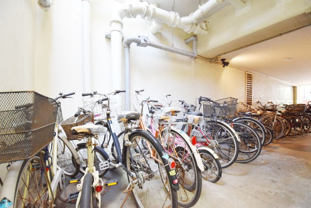 【駐輪場】 | 中銀三鷹マンシオン | 自転車置き場。マンションの共用部にあたります。空きの有無や駐輪料金、各戸の台数制限などについては、改めてお問い合わせください。～即日のご見学可能～　お問合せはお気軽にどうぞ。
