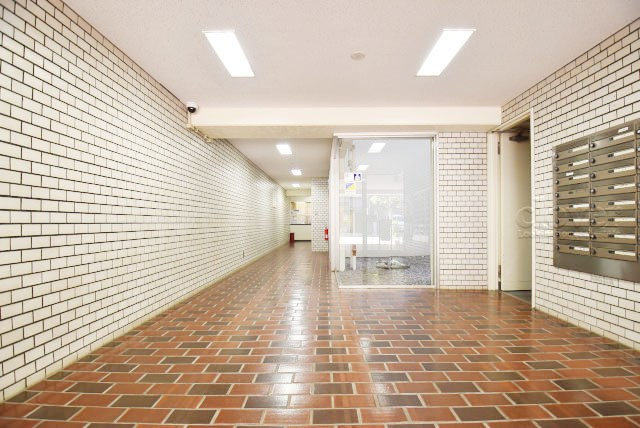 【ロビー】 | 中銀三鷹マンシオン | 広々としたエントランスホール。入口の門をくぐった先にある、開放感と清潔感をあわせもつ空間です。お客様をお出迎えする際の、ロビーの役割も果たします。～即日のご見学可能～　お問合せはお気軽にどうぞ。
