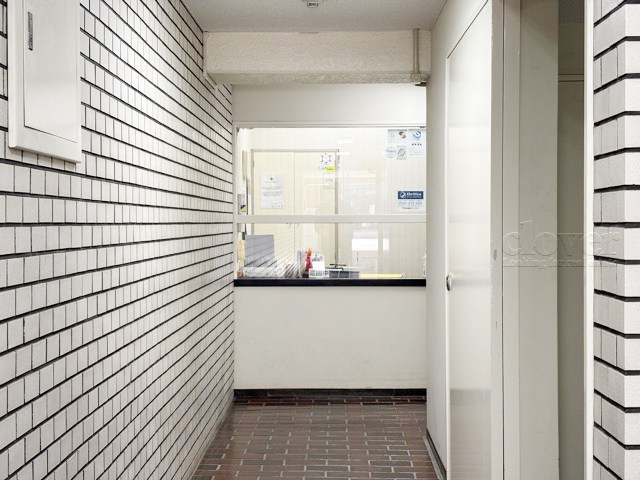 【受付】 | 中銀三鷹マンシオン | 管理人さんが勤務する管理室です。マンションに出入りする人たちを見守り、注意を払ってくれています。～即日のご見学可能～　お問合せはお気軽にどうぞ。