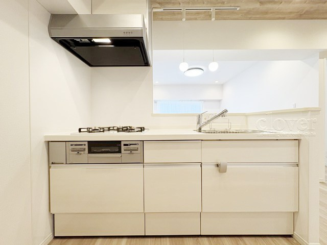 【キッチン】 | 中銀三鷹マンシオン | カウンター式のシステムキッチン。スッキリと見晴らしの良いキッチンで、気分よく調理や洗い物に精を出せそうですね。～即日のご見学可能～　お問合せはお気軽にどうぞ。