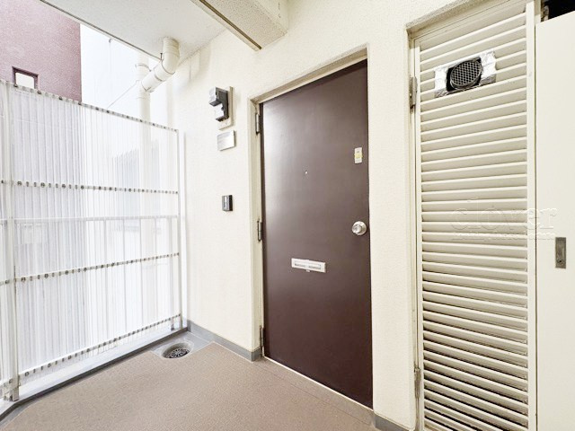 【その他共用部分】 | 中銀三鷹マンシオン | 皆様をお迎えする、お部屋の玄関ドア。開けやすさや開放角度、ドアノブの操作しやすさや鍵の形状などを、現地で一度ご確認ください。～即日のご見学可能～　お問合せはお気軽にどうぞ。