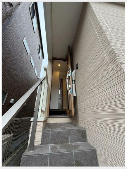 中野区本町４丁目の一戸建てのエントランス