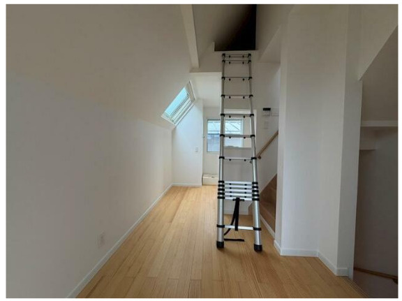 中野区本町４丁目の一戸建ての居間・リビング