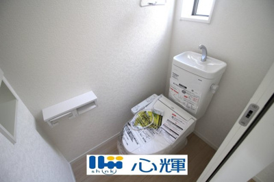 【トイレ】 | クレイドルガーデン宇部市亀浦 第2（２号棟） | いつまでも清潔な空間であって頂けますように、汚れをふき取り易いフロアと壁紙をチョイス致しました。