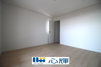 【洋室】 | クレイドルガーデン宇部市亀浦 第2（２号棟） | 沢山の陽の光が入る明るい室内。収納たっぷりなのでお荷物の多いご家庭でもすっきりと収納出来ます。