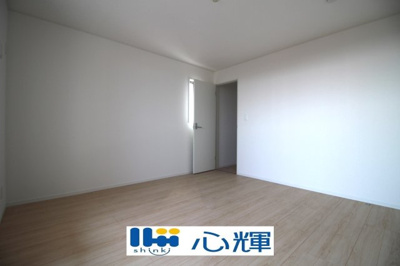 【洋室】 | クレイドルガーデン宇部市亀浦 第2（２号棟） | 沢山の陽の光が入る明るい室内。収納たっぷりなのでお荷物の多いご家庭でもすっきりと収納出来ます。
