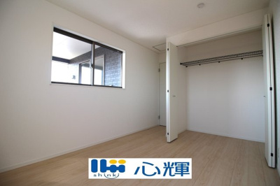 【洋室】 | クレイドルガーデン宇部市亀浦 第2（２号棟） | 明るさを基調とした部屋は、光を反射するので部屋を明るく美しく見せる効果もあります。