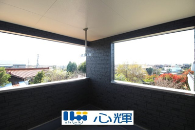 【バルコニー】 | クレイドルガーデン宇部市亀浦 第2（２号棟） | 日当たりのよい住宅エリアですので、多くの陽光が降り注ぎ、室内には陽だまりを生み出してくれます。