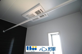 【設備】 | クレイドルガーデン宇部市亀浦 第2（２号棟） | 浴室換気・乾燥・暖房機（本体）。冬場の予備暖房、夜間や梅雨時の衣類乾燥、カビ対策などに活躍します。
