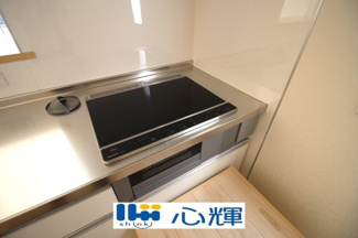 【キッチン】 | クレイドルガーデン宇部市亀浦 第2（２号棟） | ＩＨクッキングヒーターは火を使わないので安心です。お掃除の手間もかかりません。