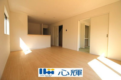 【居間・リビング】 | クレイドルガーデン宇部市亀浦 第2（２号棟） | 降り注ぐ陽光をいっぱいに浴び、メインライトと共に室内全体が明るい・開放感のあるＬＤＫ。