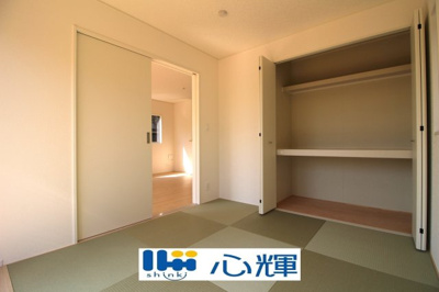 【和室】 | クレイドルガーデン宇部市亀浦 第2（２号棟） | リビングの横に和室があれば、畳の上で遊ぶ子供をキッチンから見守れるので嬉しいですね。

