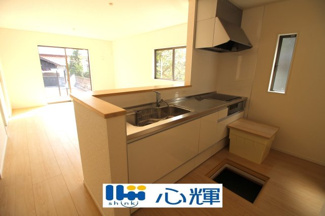 【キッチン】 | クレイドルガーデン宇部市亀浦 第2（２号棟） | 充分なスペースを実現したキッチン空間となっています。寛ぐ方とお料理をされる方の一体感を重視した設計。