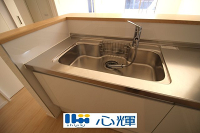 【キッチン】 | クレイドルガーデン宇部市亀浦 第2（２号棟） | 浄水器付きです。水栓は先端が引き出せるのでシンクの隅々まで水が届きます。


