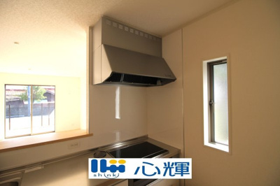 【キッチン】 | クレイドルガーデン宇部市亀浦 第2（２号棟） | 最新タイプのレンジフードは吸引性能も良好！お手入れもカンタンです。
