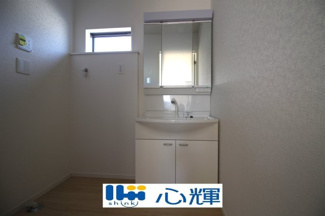 【独立洗面台】 | クレイドルガーデン宇部市亀浦 第2（２号棟） | 平日の朝であっても落ち着きと寛ぎを感じられ、スムーズに身支度が完了します。