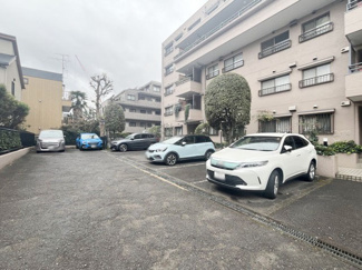 【駐車場】 | マンションの駐車場スペース。空きの有無や駐車料金、サイズ規定などについては、改めてお問い合わせください。～即日のご見学可能～　お問合せはお気軽にどうぞ。