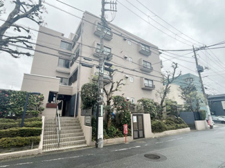 【外観】 | 手入れの行き届いた外壁やエントランスなど、「見ればわかる」レベルで清潔感を保ったマンションです。築年数を感じさせない姿で皆様をお出迎えします。～即日のご見学可能～　お問合せはお気軽にどうぞ。