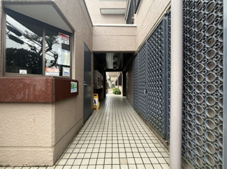 【エントランス】 | お客様を、そして住人を出迎えてくれるマンションのエントランス。ゴミが落ちていないことからも、管理状態の良さや住民の節度の高さが見て取れます。～即日のご見学可能～　お問合せはお気軽にどうぞ。