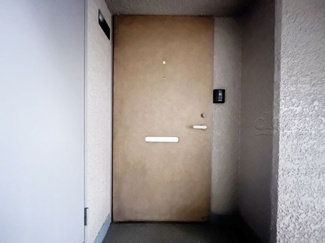 【その他共用部分】 | 皆様をお迎えする、お部屋の玄関ドア。開けやすさや開放角度、ドアノブの操作しやすさや鍵の形状などを、現地で一度ご確認ください。～即日のご見学可能～　お問合せはお気軽にどうぞ。
