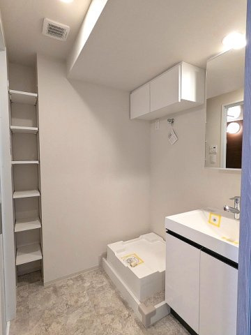 PROUD FLAT浅草トレサージュの洗面所|トイレと独立した洗面脱衣室、ハンドシャワー付洗面台、洗面室に2か所の収納付き、洗濯機置場は排水口のお手入れしやすい様に手前中央に配置しています