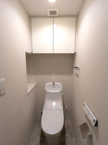PROUD FLAT浅草トレサージュのトイレ|洗面室と独立した温水洗浄便座です