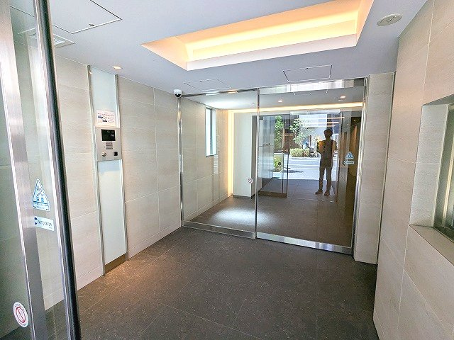 PROUD FLAT浅草トレサージュの設備|瀟洒なエントランス、タッチキーのモニター付きオートロック・防犯カメラ・日勤管理人セキュリティ