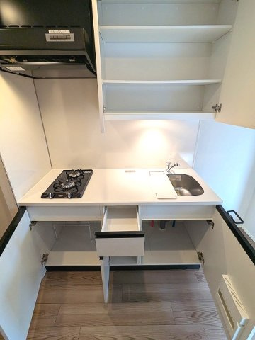 PROUD FLAT浅草トレサージュの設備|ガス2口システムキッチン、瀟洒でお手入れ楽なガラストップコンロです、豊富な収納です