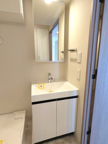 PROUD FLAT浅草トレサージュの設備|トイレと独立した洗面脱衣室、ハンドシャワー付洗面台、洗面室に2か所の収納付き、洗濯機置場は排水口のお手入れしやすい様に手前中央に配置しています