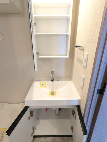 PROUD FLAT浅草トレサージュの設備|トイレと独立した洗面脱衣室、ハンドシャワー付洗面台、洗面室に2か所の収納付き、洗濯機置場は排水口のお手入れしやすい様に手前中央に配置しています