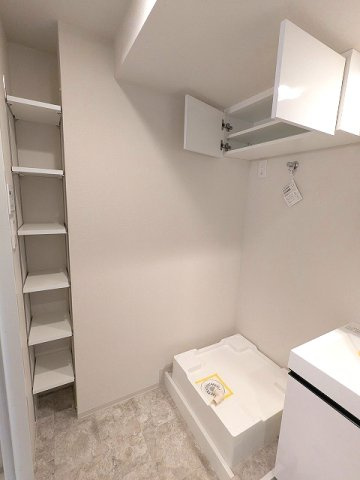 PROUD FLAT浅草トレサージュの設備|トイレと独立した洗面脱衣室、洗面室に2か所の収納付き、洗濯機置場は排水口のお手入れしやすい様に手前中央に配置しています