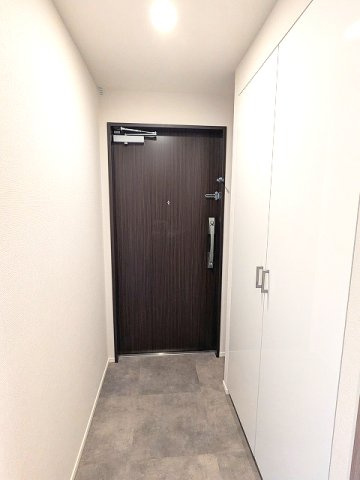 PROUD FLAT浅草トレサージュの設備|ディンプルキーのダブルロックセキュリティ、人感センサー付玄関ライト