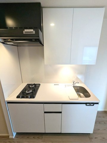 PROUD FLAT浅草トレサージュのキッチン|ガス2口システムキッチン、瀟洒でお手入れ楽なガラストップコンロです、豊富な収納です