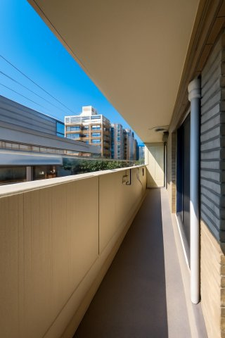 ライオンズプラザ平尾のバルコニー|前面道路にゆとりがあり、圧迫感のないバルコニーです。