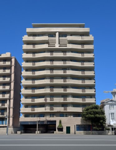 ライオンズプラザ平尾の外観|総戸数51戸。高宮通り沿いのマンション。重厚感のある外観です。