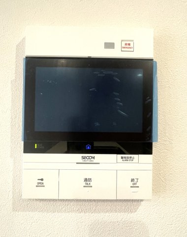 ライオンズプラザ平尾の防犯設備|モニター付きのインターホンです。
来訪者を映像で確認でき、防犯面に優れた安心の設備です。